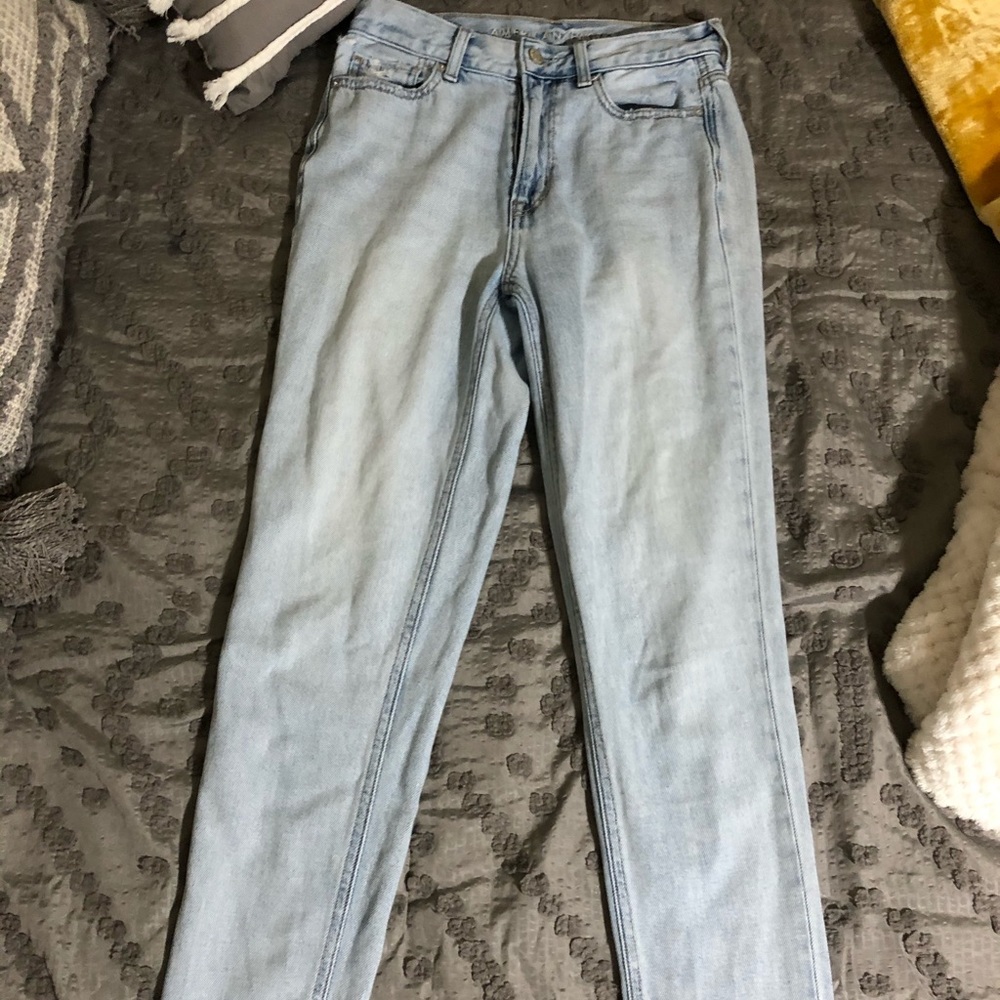 American eagle light wash mom jeans size 2